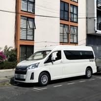 Unidad blanca estacionada